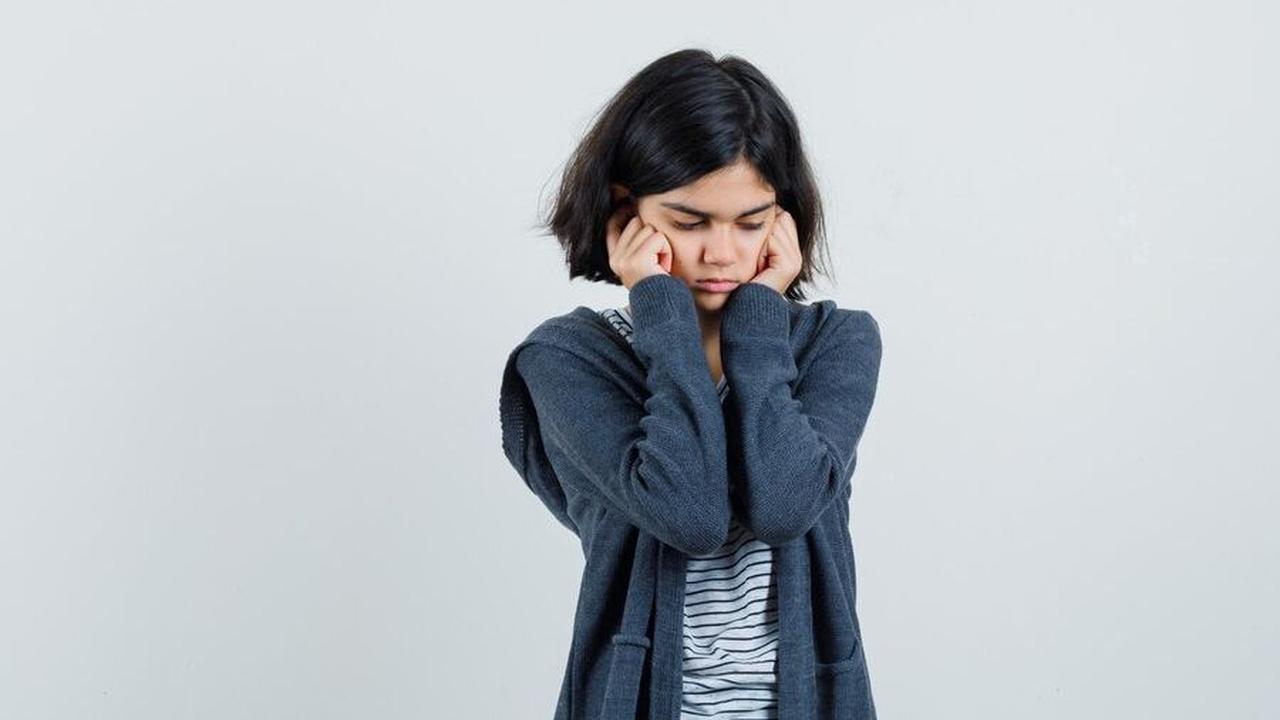 Zat besi memiliki peran penting dalam perkembangan sistem saraf, termasuk dalam proses mielinisasi, neurotransmitter, dendritogenesis, dan metabolisme saraf.