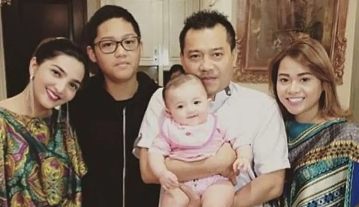 Lebaran tahun ini terasa berbeda bagi keluarga pasangan selebriti Anang Hermansyah dan Ashanty. Pasalnya, mereka merayakan Hari Raya Idul Fitri tahun ini di Bangkok, Thailand. (instagram.com/ashanty_hermansyah)