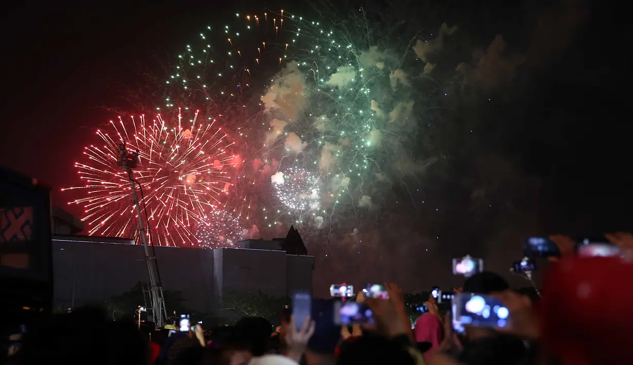 Semarak kembang api yang disebut-sebut terbesar di Indonesia itu berlangsung di Pantai Carnaval Ancol. Acara bertajuk Gempita 2017, Warna Warni Langit Nusantara itu berlangsung meriah. (Nurwahyunan/Bintang.com)