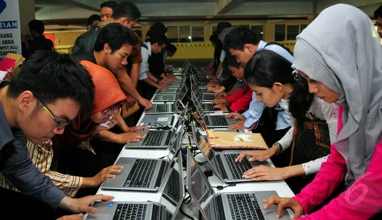 Para pengunjung mengisi formulir lamaran kerja online yang telah disediakan di karir.com expo 2015, Balai Kartini, Jakarta, Rabu (27/5/2015). Pameran tersebut diikuti lebih dari 1.000 opportunities di 80 perusahaan. (Liputan6.com/Yoppy Renato)