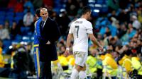 Megabintang Real Madrid, Cristiano Ronaldo, terpincang-pincang pada laga melawan Deportivo La Coruna, Rabu (20/4/2016). (EPA/Peter Powell)