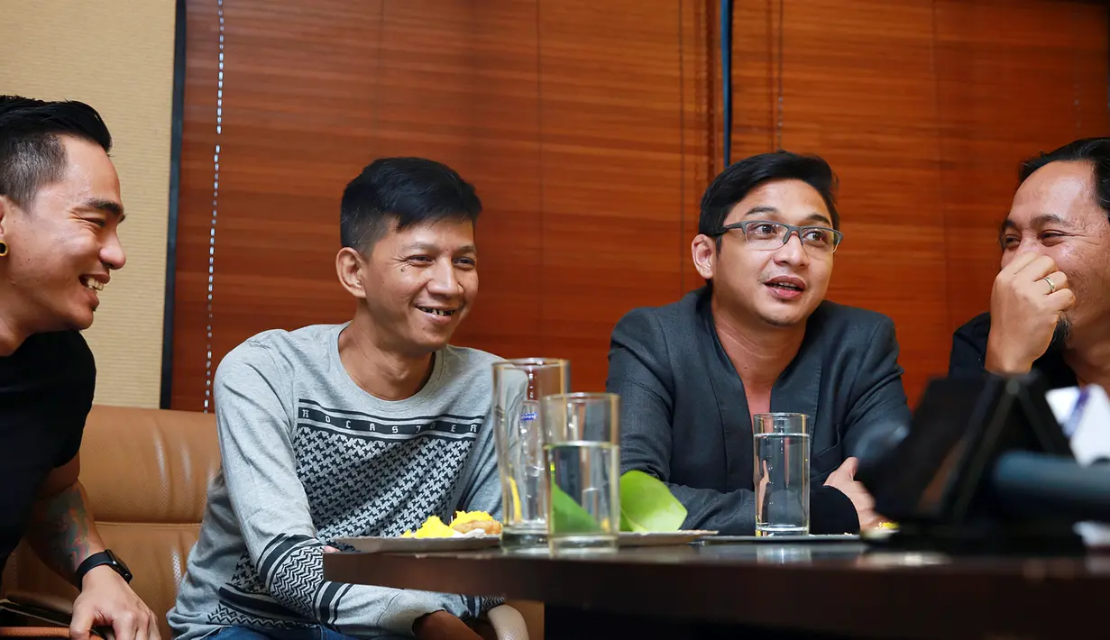 Rupanya perjuangan Pasha untuk sampai di kursi wakil walikota Palu tidaklah mudah, suami dari Adelia Wilhelmina ini harus membujuk rekan-rekannya sesama personel Ungu. Mereka sempat menolak pencalonan Pasha. (Deki Prayoga/Bintang.com)