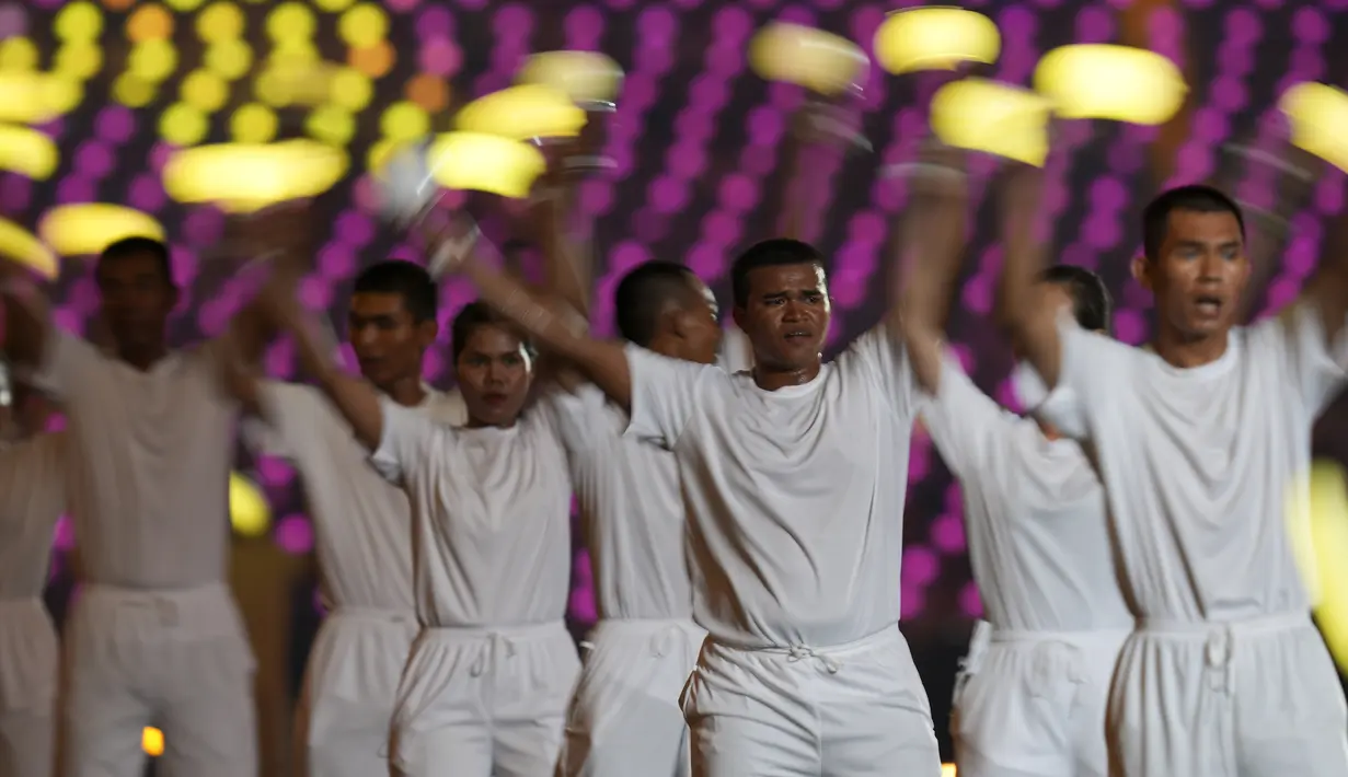 Sejumlah penyanyi dan juga tarian kolosal ribuan penampil ikut memeriahkan closing ceremony SEA Games 2023 ini. (AP Photo/Tatan Syuflana)