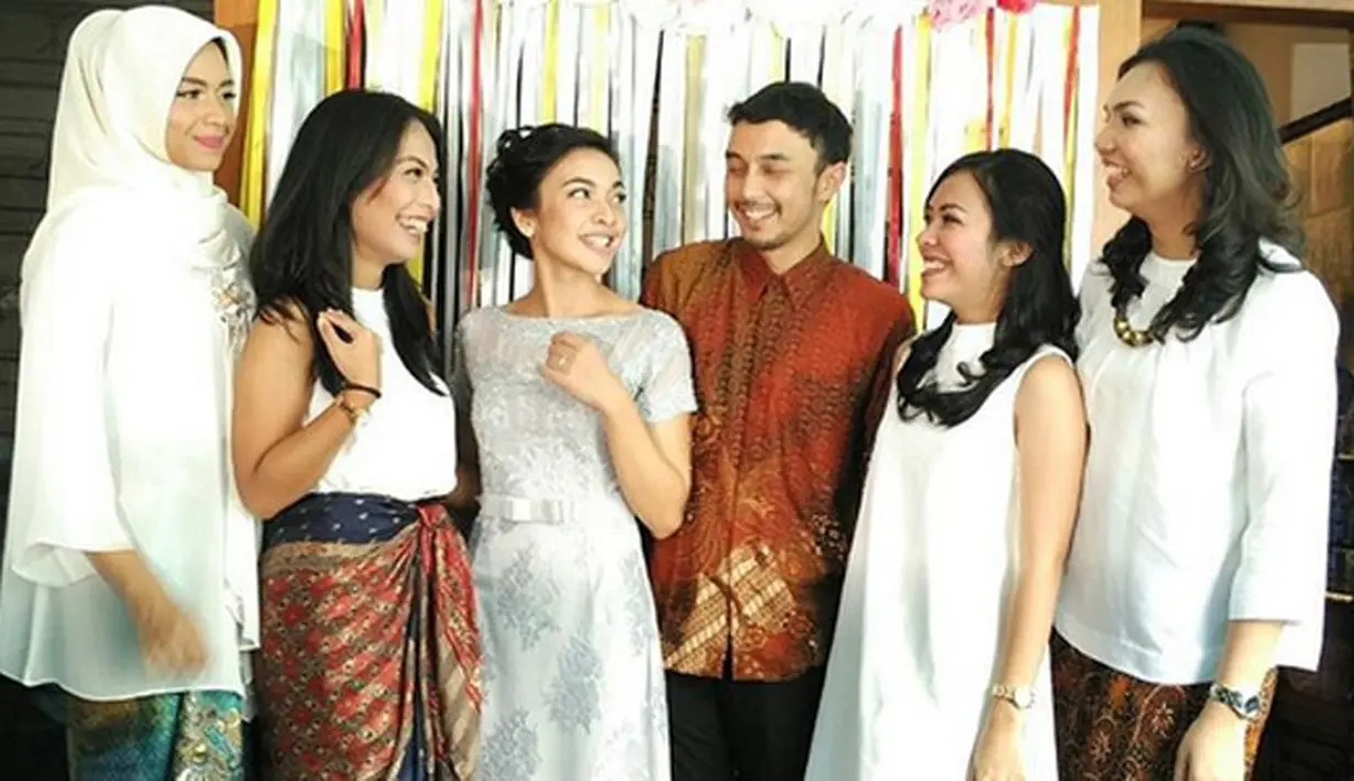 Saat menjalani lamaran, pasangan ini juga tidak banyak diketahui oleh media. Lamaran itu terungkap melalui foto yang beredar melalui media sosial pada 24 April tahun ini. (dok. Instagram)