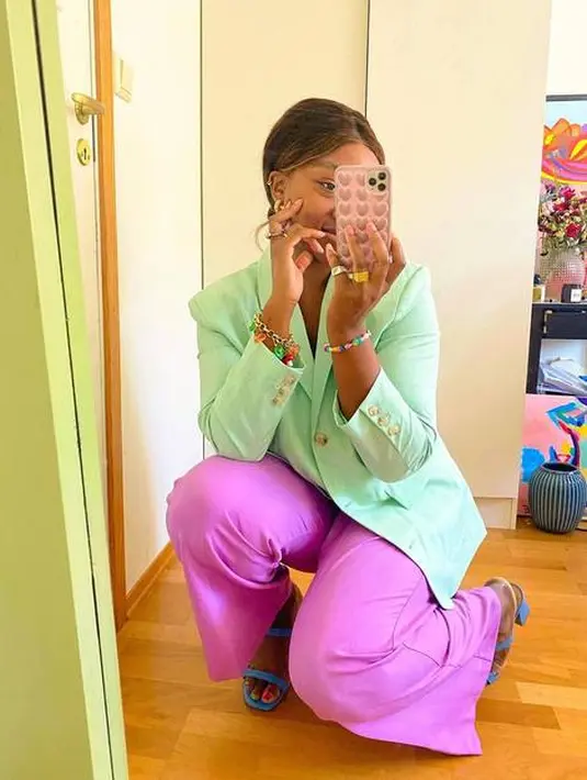 Warna kontras seperti hijau menciptakan tampilan bold saat dipasangkan dengan celana lilac. [Foto: Instagram @NNENNAECHEM]