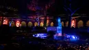 Taman Galeri seni diterangi cahaya lampu selama festival cahaya tahunan, Fete De Lumiere, di Lyon, Prancis, Kamis (6/12). Festival yang berlangsung bertepatan dengan musim liburan Natal ini digelar sejak tahun 1852. (JEAN-PHILIPPE KSIAZEK / AFP)