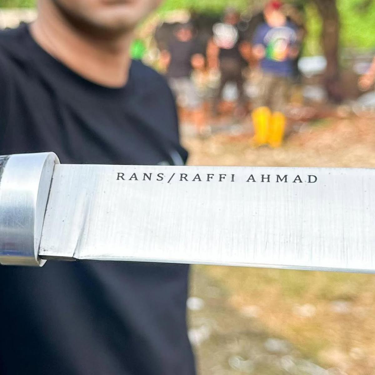 Potret Raffi Ahmad Potong Sapi Kurban Pakai Golok Khusus Bertuliskan Nama Sendiri