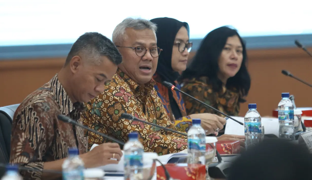Ketua KPU Arief Budiman (kedua kiri) didampingi Komisioner KPU Wahyu Setiawan dan Evi Novida memimpin rapat Uji Publik Rancangan Peraturan KPU di Jakarta, Rabu (2/10/2019). Rapat membahas pencalonan, pembentukan dan tata kerja PPK, PPS dan KPPS dalam Pilkada 2020. (Liputan6.com/Angga Yuniar)