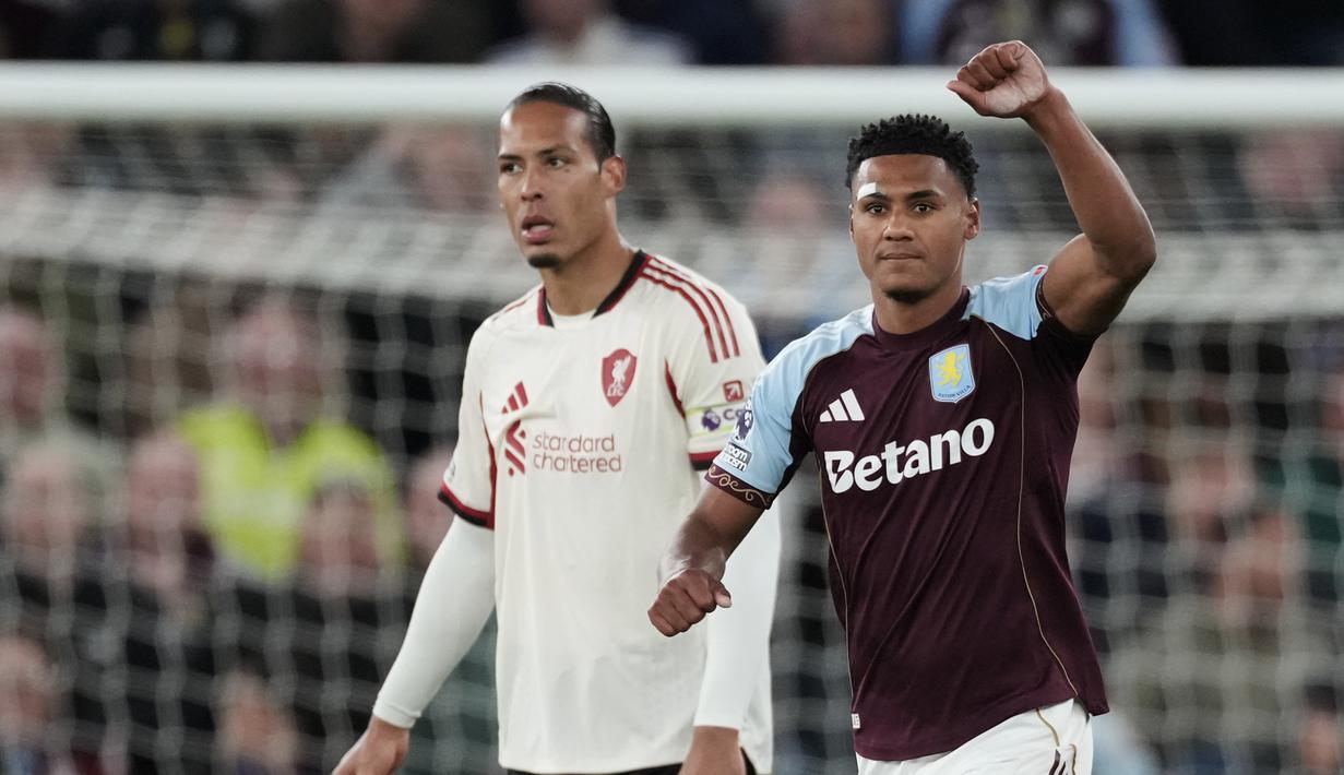 Penyerang Aston Villa, Ollie Watkins merayakan gol di depan pemain Liverpool Virgil van Dijk pada laga pekan 37 Premier League 2025/2026, Sabtu (16/5/2026) diini hari WIB. (AP Photo/Dave Shopland)