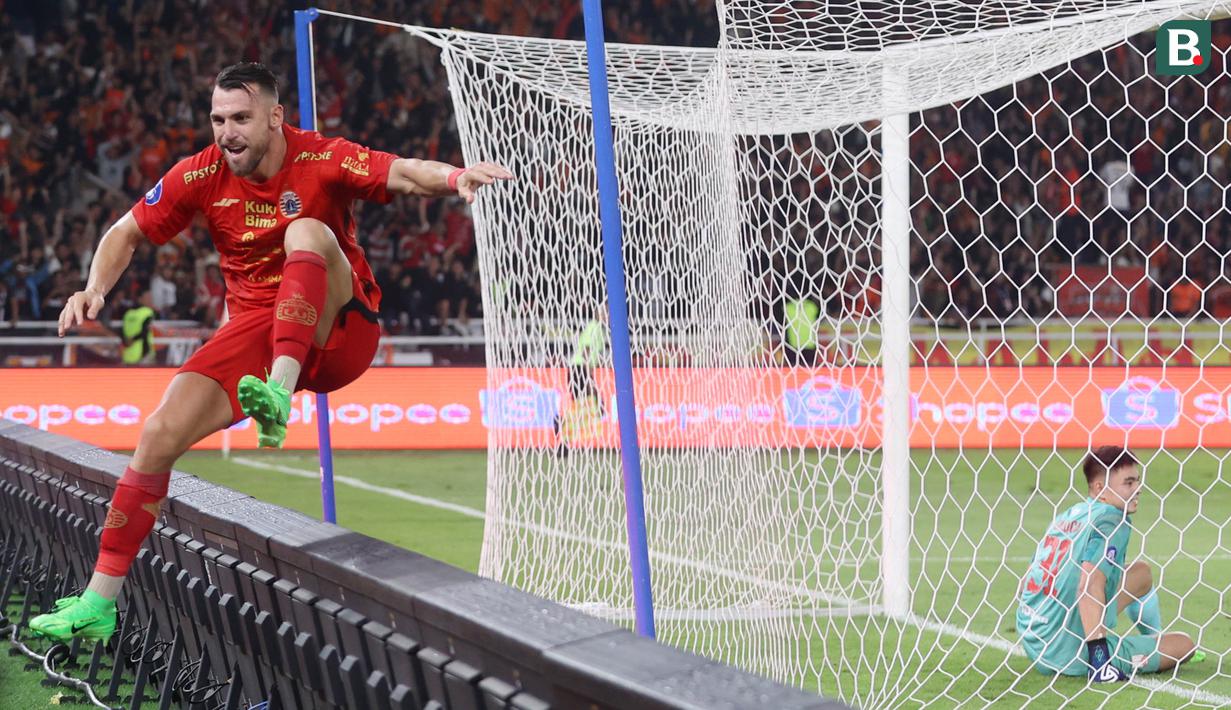 Pemain Persija Jakarta, Marko Simic, melakukan selebrasi setelah menjebol gawang Persis Solo pada laga pekan ke-31 BRI Liga 1 2023/2024 di Stadion Utama Gelora Bung Karno (SUGBK) Senayan, Jakarta, Rabu (17/4/2024) malam WIB. (Bola.com/M Iqbal Ichsan)