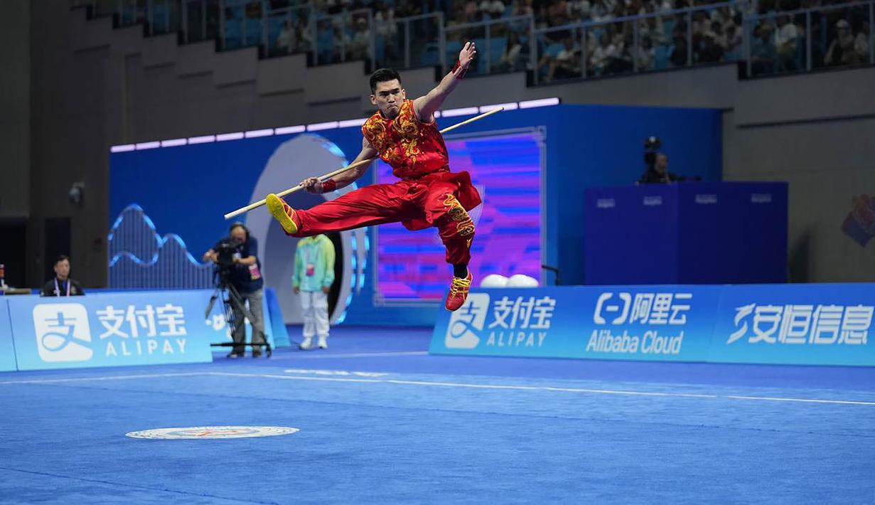 Atlet wushu Indonesia, Harris Horatius saat berlomba di nomor men’s nanquan dan nangun all-around Asian Games 2022 di XSG Sports Centre, Hangzhou, China, Selasa (26/9/2023). Medali perak direbut wakil Korea Selatan Lee Yong-mun dengan total raihan poin 19,472 dan perunggu menjadi jatah wakil Makau, Junhua Huang dengan total raihan 19,463 poin. (NOC Indonesia/Tetuko Mediantoro)