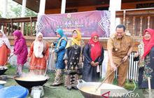 Bundo Kanduang Pariaman Masak 40 Kg Rendang, Wujud Kepedulian untuk Korban Bencana Sumbar
