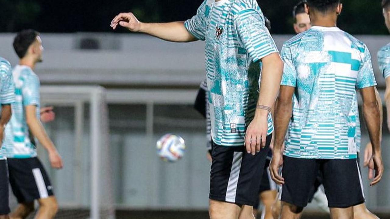 Sejumlah pemain terpantau melahap menu latihan ringan yang diberikan juru taktik Timnas Indonesia, Shin Tae-yong.&nbsp;Bola.com/Bagaskara Lazuardi