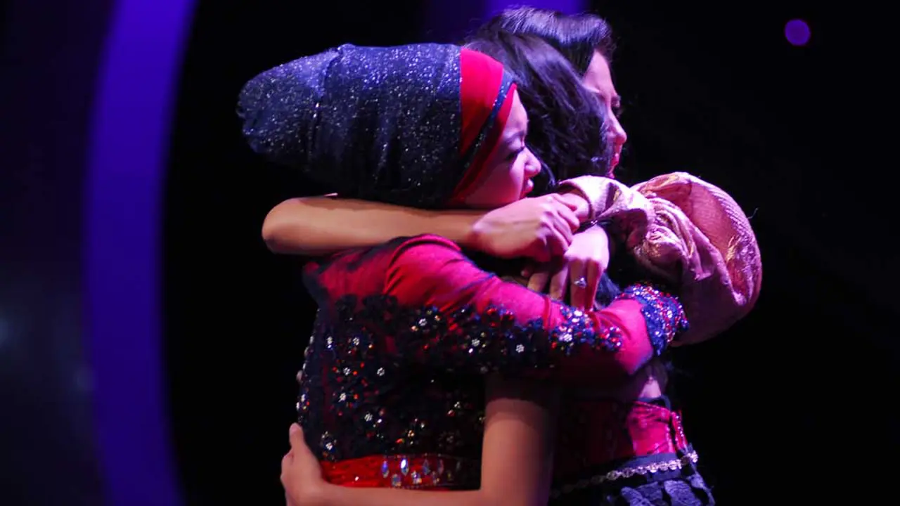 Rasya dan Eva memeluk Lia D'Academy setelah dinyatakan tersenggol dari panggung D'Academy, Rabu (19/3/2014).