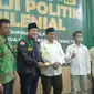 Gus Edo, Ketua GPK Jatim saat menerima apresiasi dari Forkom Jurnalis Nahdliyin. (Istimewa).