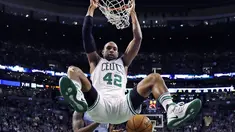 Aksi Pemain Boston Celtics, Al Horford (42) bergelantungan diatas ring usai melakukan dunk saat melawan Memphis Grizzlies, pada lanjutan NBA di TD Garden, (27/12/2016). (AP/Charles Krupa)