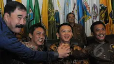 Gubernur DKI Jakarta, Basuki Tjahaja Purnama (kedua dari kiri) dan Ketua DPRD DKI Prasetio Edi Marsudi (kiri) berpegangan tangan jelang mediasi dengan Kemendagri di Gedung Kemendagri, Jakarta, Kamis (5/3/2015). (Liputan6.com/Herman Zakharia)