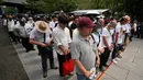 Orang-orang berhenti sejenak untuk mengheningkan cipta saat mereka mengantre untuk memberikan penghormatan ketika berkunjung ke Kuil Yasukuni di Tokyo, Jepang, Selasa (15/8/2023). Aksi tersebut untuk memperingati 78 tahun penyerahan Jepang kepada Sekutu dalam Perang Dunia II tahun 1945. (Kazuhiro NOGI/AFP)