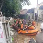 Tim gabungan tengah melakukan patroli di wilayah terdampak banjir di Dayeuhkolot, Kabupaten Bandung, Jumat, 12 Januari 2024. (Dikdik Ripaldi/Liputan6.com)