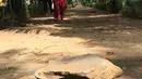 Pejalan kaki melintasi trotoar yang rusak dan berlubang di Jalan Kyai Tapa, Jakarta, Kamis (24/1). Banyaknya lubang akibat kerusakan penutup saluran air tersebut membahayakan pejalan kaki. (Liputan6.com/Immanuel Antonius)
