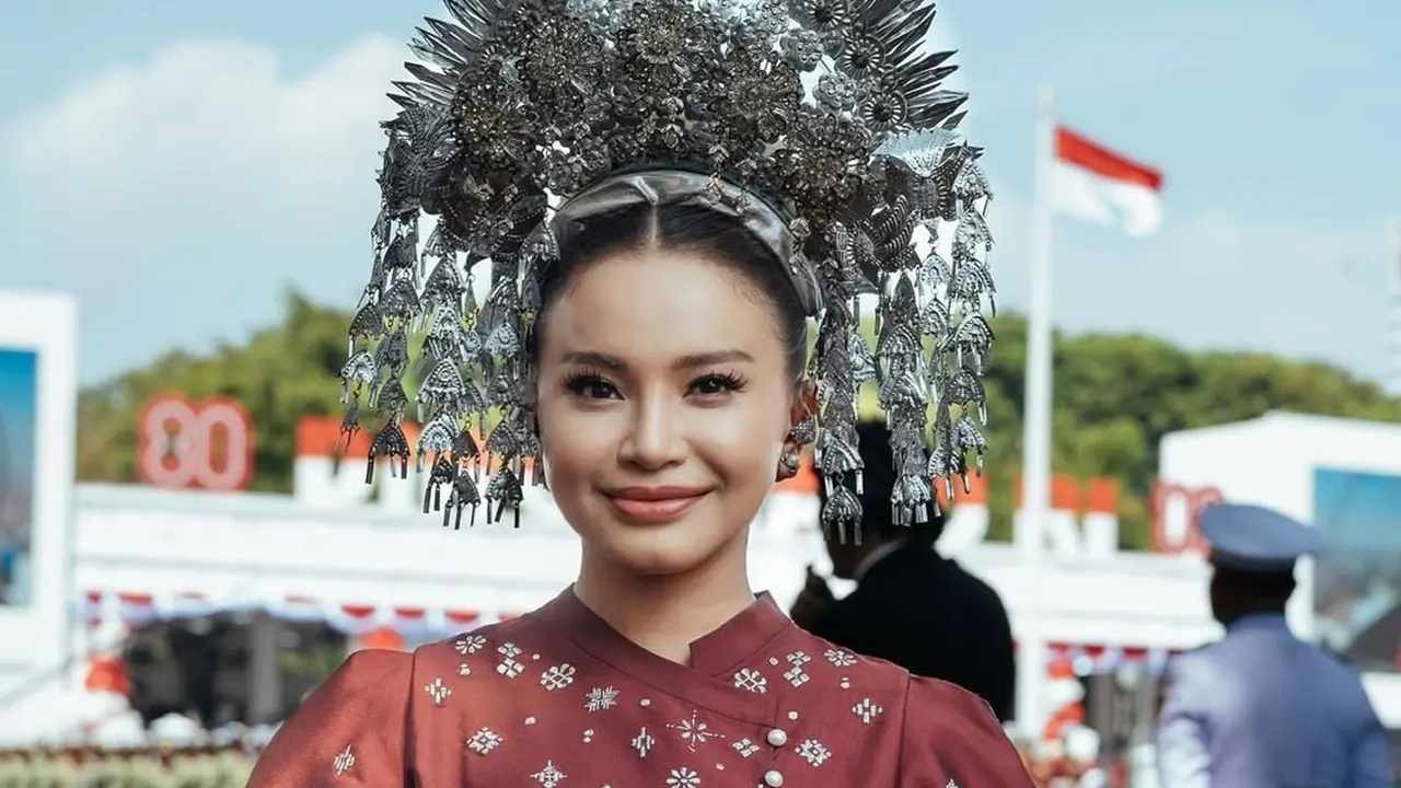 Potret Tampilan Anggun Rossa Kenakan Kebaya Janggan Bertabur Payet di Istana Merdeka