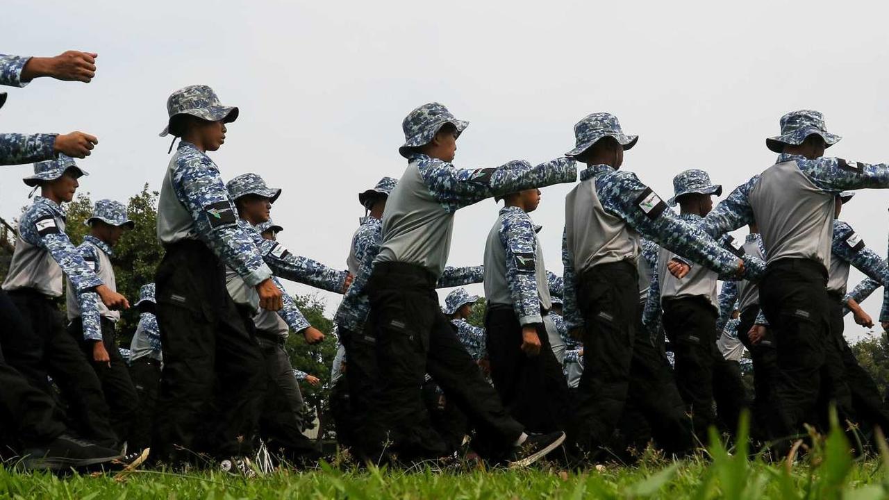 Pelajar 'Lulus' Pendidikan Barak Militer Dedi Mulyadi Langsung Sujud di Kaki Ibu