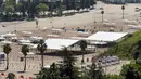 Kerucut lalu lintas berbaris di sekitar tenda kosong pusat vaksinasi COVID-19 massal tempat parkir Stadion Dodger, Los Angeles, Amerika Serikat, Jumat (19/2/2021). California menutup beberapa pusat vaksinasi menyusul badai musim dingin yang menghambat pengiriman dosis. (AP Photo/Damian Dovarganes)