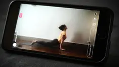 Seorang guru yoga mengajar kelas live yang disiarkan di akun Instagram-nya pada hari kesembilan belas selama lockdown yang bertujuan untuk membatasi penyebaran infeksi COVID-19 yang disebabkan oleh coronavirus novel di Paris, Prancis (4/4/2020). (AFP/Philippe Lopez)