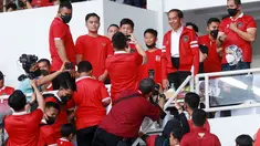 Presiden RI, Joko Widodo, memberikan senyuman saat melayani permintaan foto bersama suporter cilik di sela-sela rehat babak pertama pertandingan Timnas Indonesia melawan Thailand pada laga Piala AFF 2022 di Stadion Utama Gelora Bung Karno (SUGBK), Jakarta, Kamis (29/12/2022). (Bola.com/M Iqbal Ichsan)
