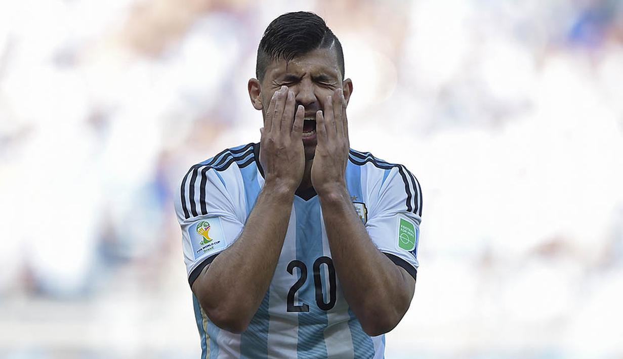 9. Sergio Aguero - Berusia 15 tahun dirinya menjadi pemain termuda di Liga Argentina, hal itu membuat supporter mulai menyamakannya dengan Maradona. Sama seperti Tevez, menjadi bintang namun belum sejajar dengan Maradona. (AFP/Juan Mabromata)