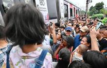 Prabowo Tinjau Permukiman Padat di Senen, Sempat Diminta Warga Menepi dari Rel Kereta