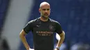 Pelatih Manchester City, Pep Guardiola menyaksikan pemainnya berlatih di stadion Dragao di Porto, Portugal, Jumat (28/5/2021). Manchester City akan bertanding melawan Chelsea pada babak final Liga Champions pada Sabtu malam atau Minggu (30/5/2021) dini hari. (AP Photo/Manu Fernandez)