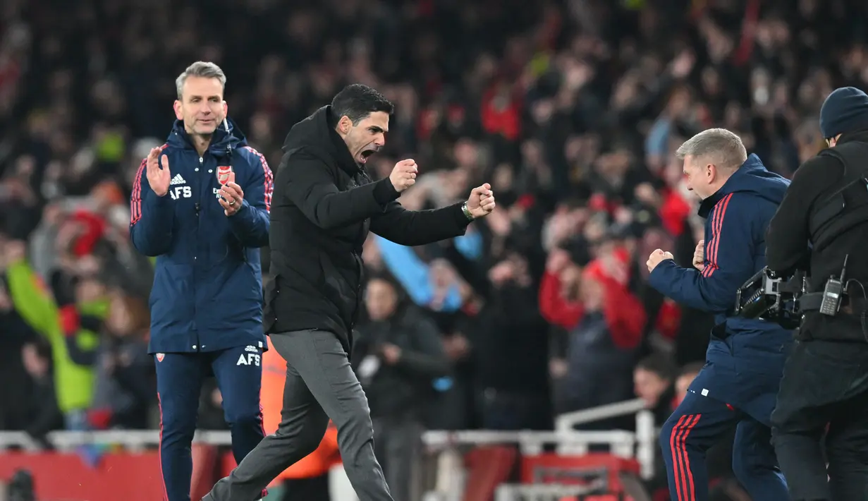 Pelatih Arsenal, Mikel Arteta meluapkan kegembiraan usai timnya mengalahkan Manchester United pada pertandingan lanjutan Liga Inggris di Stadion Emirates di London (22/1/2023). Kemenangan ini juga menjadi ajang balas dendam bagi pasukan Mikel Arteta, setelah kalah di pertandingan sebelumnya melawan Setan Merah. (AFP/Glyn Kirk)
