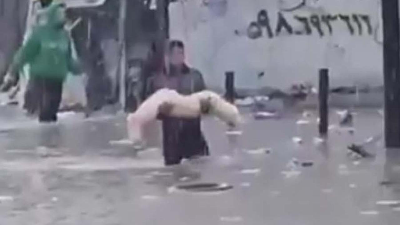 Video tersebut turut memperlihatkan sebuah pemandangan yang menyayat hati saat seorang pria Palestina menggendong jenazah yang terbungkus kain kafan putih di tengah banjir dan hujan deras.
