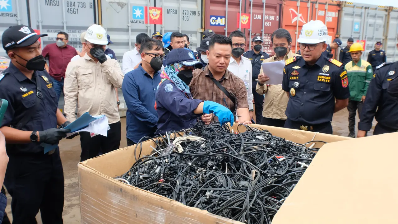 Puluhan kontainer berisi limbah bahan berbahaya dan beracun