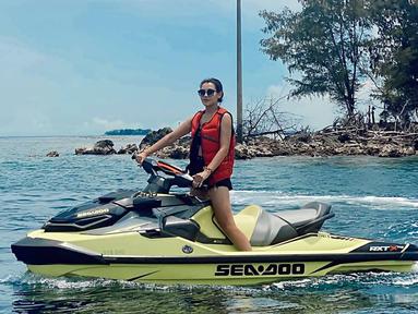 Dalam media sosial Instagramnya, Aaliyah cukup banyak membagikan potret kesehariannya bersama keluarga dan saat menjalani liburan. Banyak dari momen liburan ini memperlihatkan saat ia berada di pantai. Salah satu pantai yang cukup banyak ia unggah ialah pantai yang berada di Bali. (Liputan6.com/IG/aaliyah.massaid)