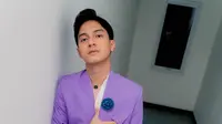 Farhan Rasyid punya jurus jitu menangkis lelah di lokasi syuting sinetron Cinta Sedalam Rindu. Belakangan, ia gemar merakit robot Gundam hingga Lego. (Foto: Dok. Instagram @farhanrasyidd)