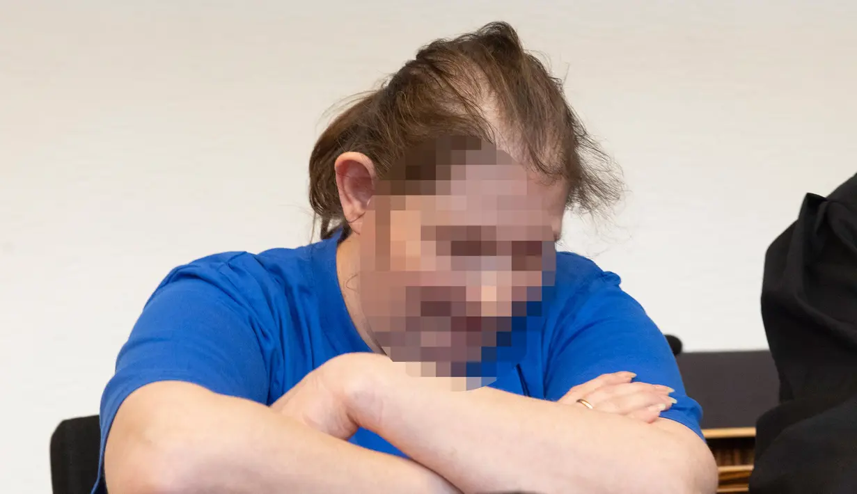 Terdakwa Berrin T (kiri) memasuki ruangan sebelum sidang putusan di pengadilan distrik di Freiburg, Jerman, Selasa (7/8). Kasus pencabulan dan penjualan anak ke situs paedofil mengejutkan publik Jerman. (THOMAS KIENZLE/AFP)