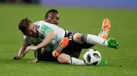 Kapten timnas Argentina, Lionel Messi berebut bola dengan pemain Nigeria, John Obi Mikel pada matchday terakhir Grup D Piala Dunia 2018 di Stadion St. Petersburg, Selasa (26/6). Argentina meraih tiket ke 16 besar setelah menang 2-1. (AP/Dmitri Lovetsky)