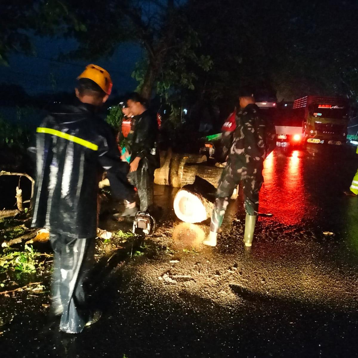 Warga di Jembrana Mengungsi ke Kantor Polisi