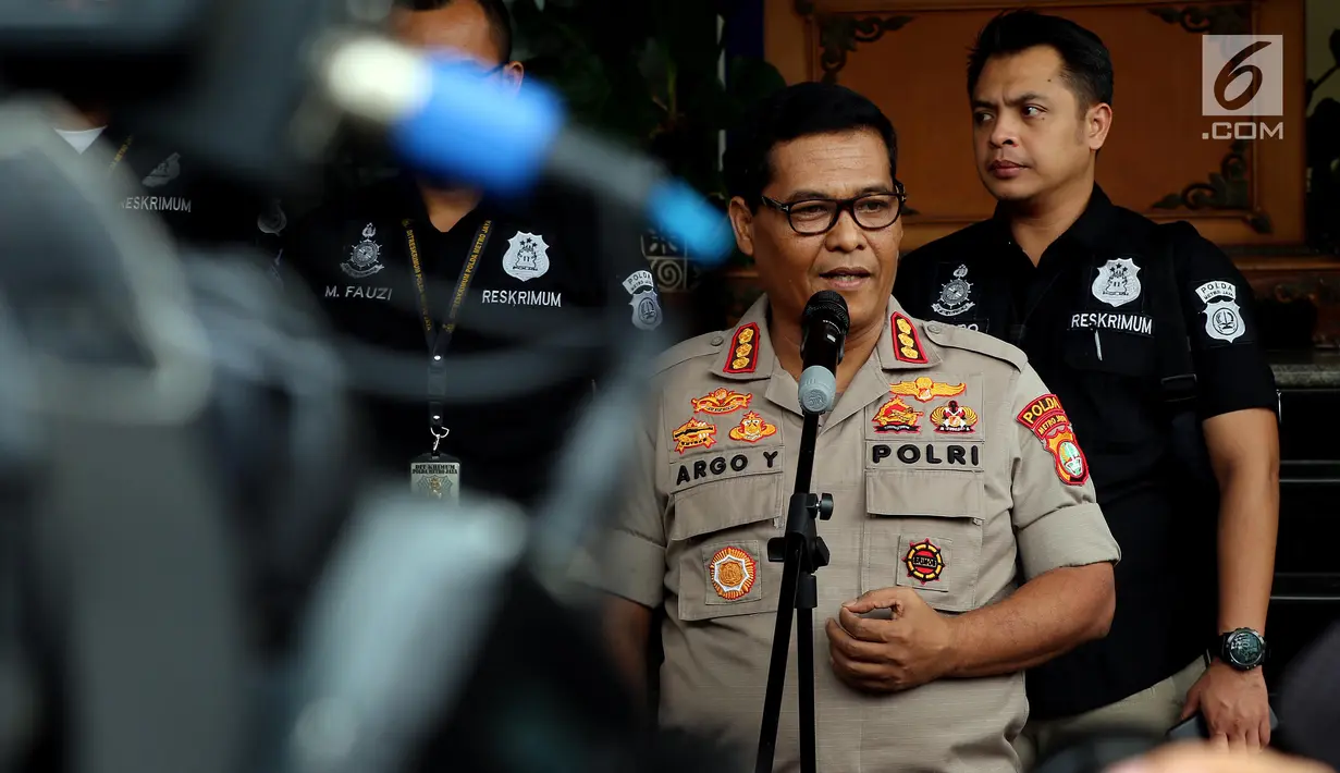 Kabid Humas Polda Metro Jaya Kombes Raden Prabowo Argo Yuwono memberikan keterangan terkait pelimpahan berkas kasus hoaks yang dilakukan aktivis Ratna Sarumpaet ke Kejaksaan Tinggi DKI Jakarta, di Polda Metro Jaya, Kamis (8/11). (Liputan6.com/Johan Tallo)