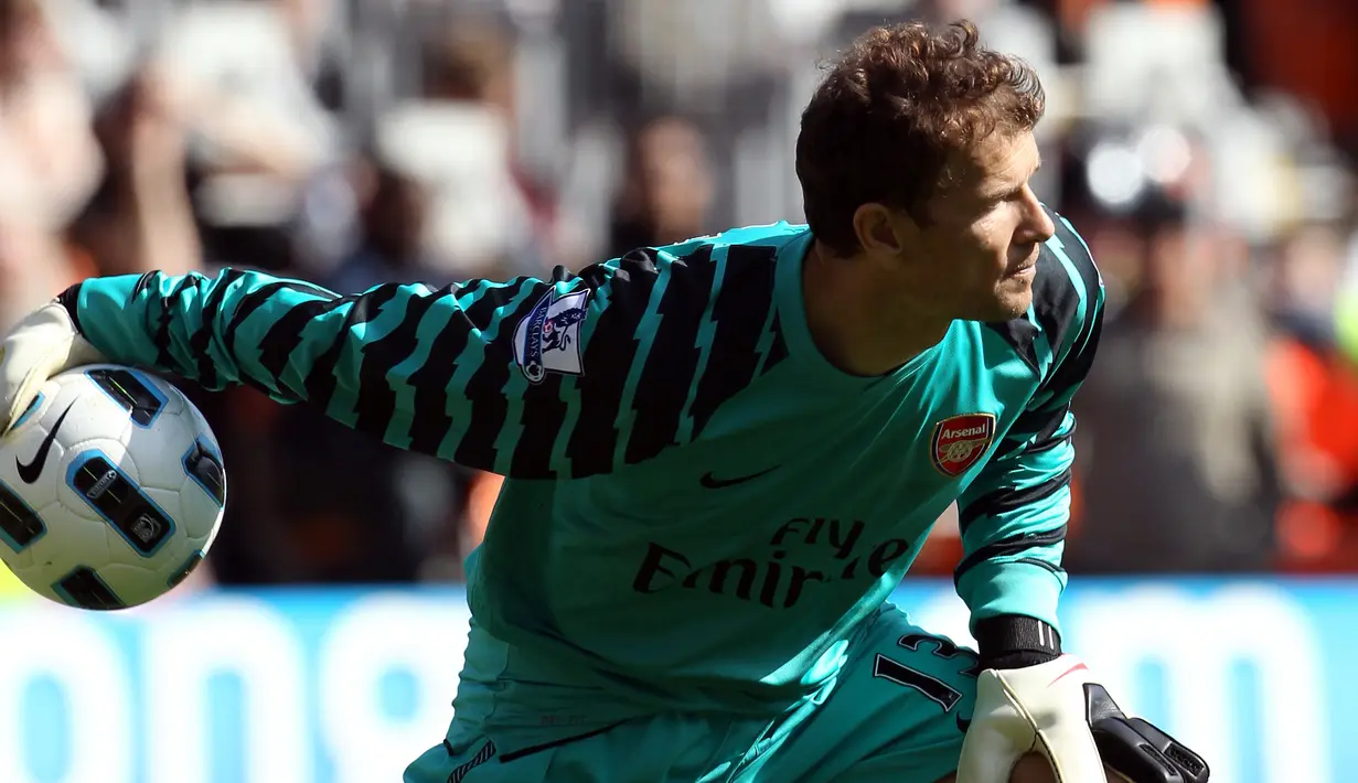 2. Jens Lehman - Kiper asal Jerman itu memutuskan pensiun di akhir musim 2009-2010 saat berseragam VFB Stuttgart. Namun karena permintaan Arsene Wenger akhirnya pada Maret 2011 Lehman kembali menjadi kiper The Gunners. (AFP/Adrian Dennis)