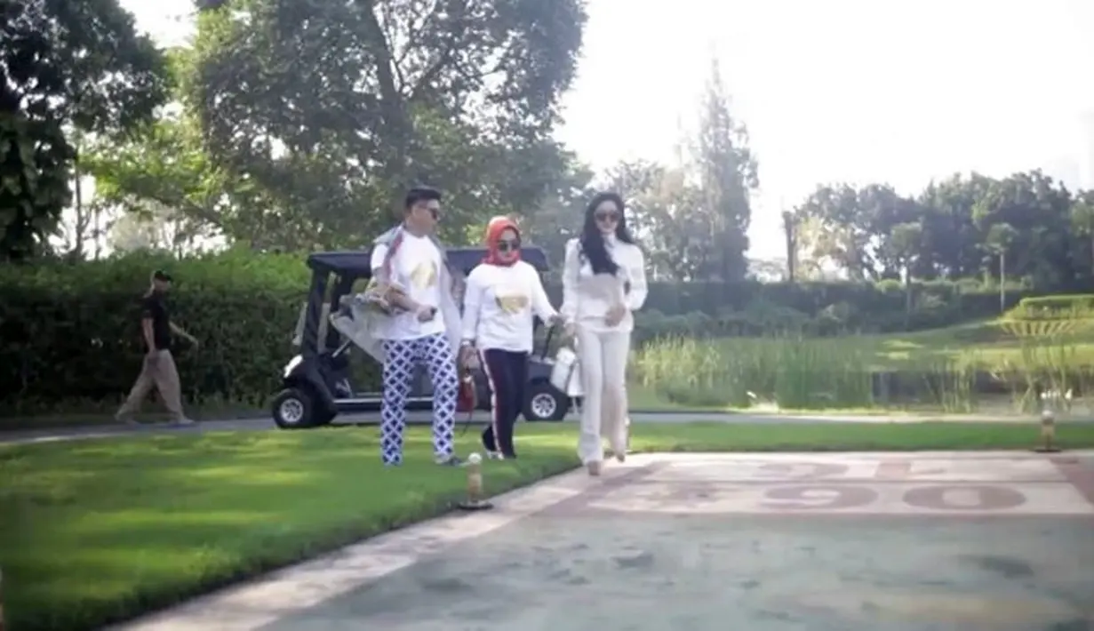 Syahrini bersama dengan rombongan akan berangkat ke Hongkong pada Jumat, 23 Juni 2017. Selama sepekan akan menghabiskan waktu libur lebaran bersama dengan keluarga besar dan asisten rumah tangganya. (Instagram/princessyahrini)