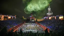 Kembang api meledak saat band militer gabungan dari negara-negara peserta tampil selama Festival Musik Militer Internasional Menara Spasskaya di Lapangan Merah dengan latar belakang Katedral St. Basil di Moskow, Rusia, pada Kamis (26/8/2021). (AP/Alexander Zemlianichenko)