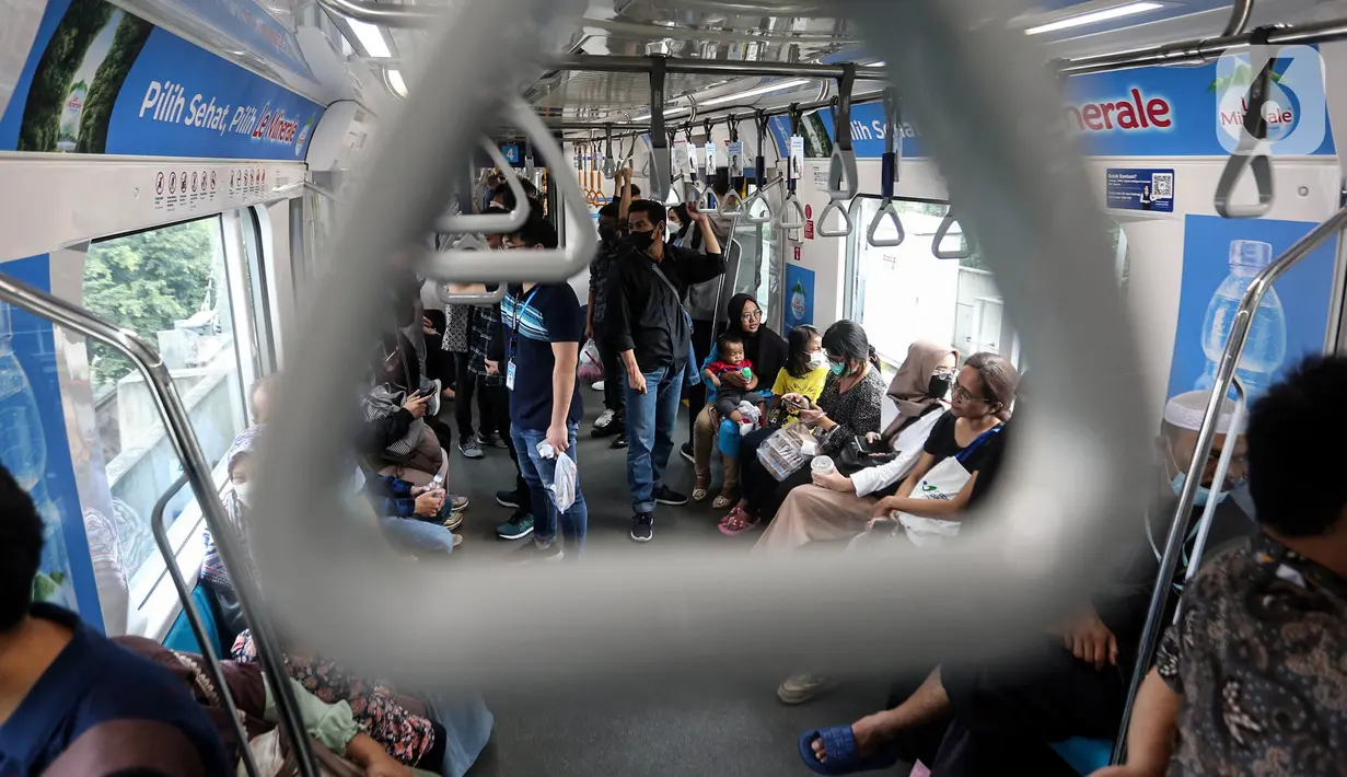 Warga menaiki MRT Rute Lebak Bulus - Bundaran HI, Jakarta, Kamis (22/6/2023). Dalam rangka merayakan HUT ke-496 DKI Jakarta, tarif TransJakarta (TransJ), LRT, hingga MRT cuma Rp 1. (Liputan6.com/Johan Tallo)