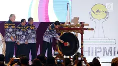 Presiden Jokowi memukul gong saat pembukaan Sidang Dewan Pleno II dan Rapimnas HIPMI di Tangerang, Banten, Rabu (7/3). Rapimnas mengusung tema 'Redistribusi Ekonomi dan Peran Pengusaha Muda dalam Memperkokoh Daya Saing Bangsa'. (Liputan6.com/Angga Yuniar)