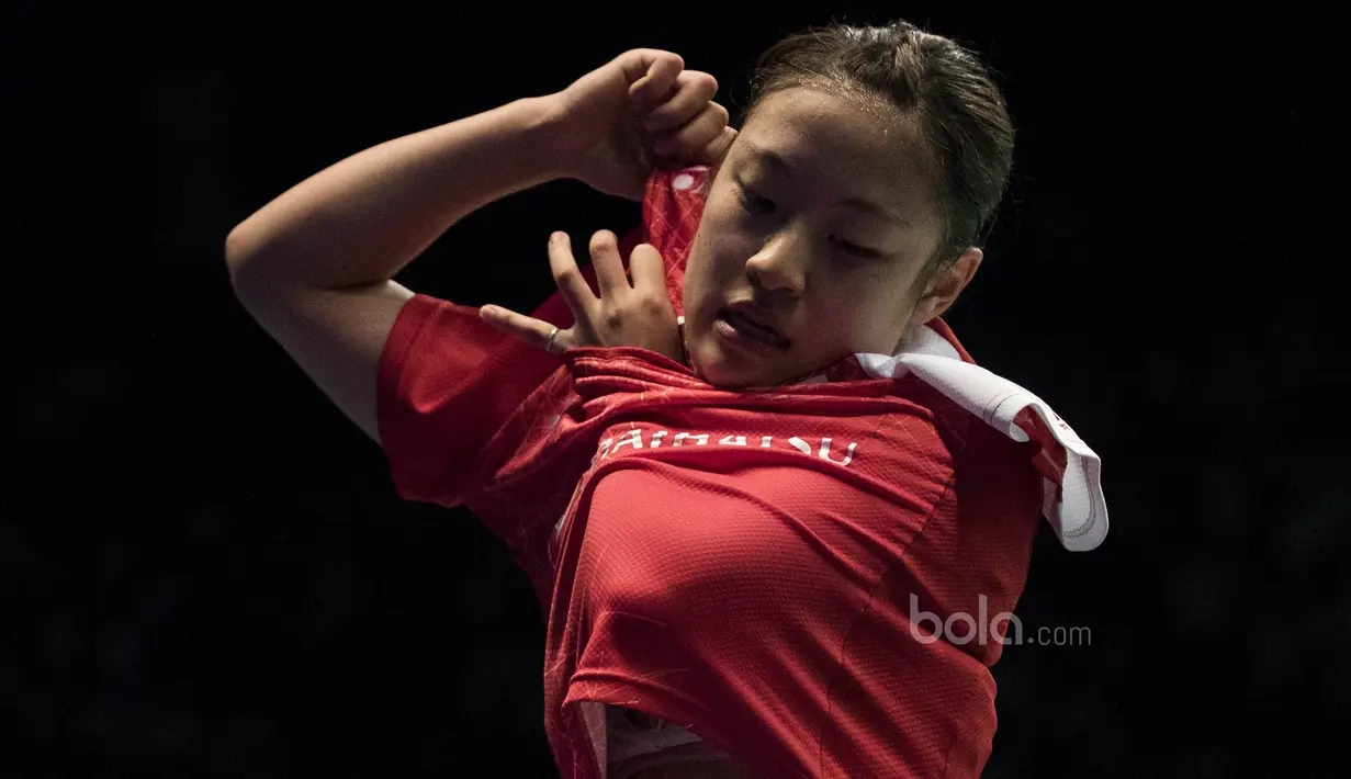 Ritual ganti baju selalu dilakukan oleh Nozomi Okuhara saat dirinya bertanding. (Bola.com/Vitalis Yogi Trisna)
