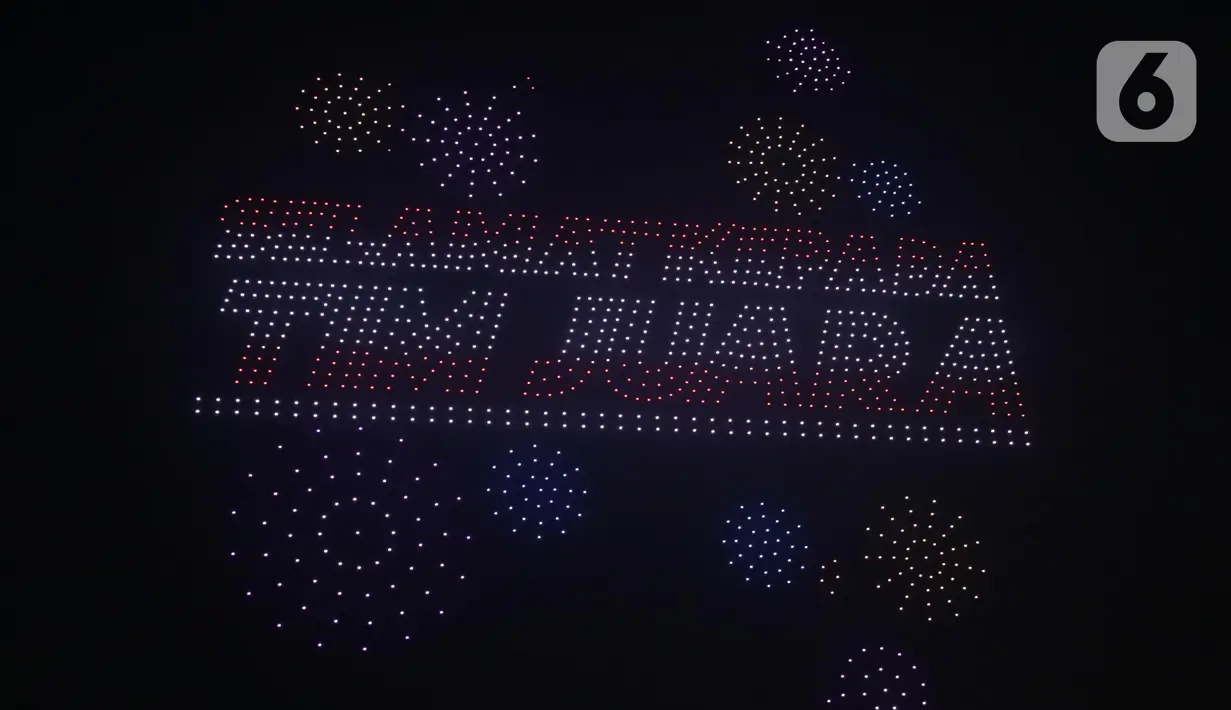 Tampilan atraksi drone membentuk ucapan selamat kepada juara turnamen Piala Presiden 2025 di Stadion Si Jalak Harupat, Bandung, Jawa Barat, Minggu (13/7/2025). (Liputan6.com/Helmi Fithriansyah)