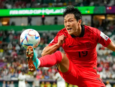 Pemain Korea Selatan Kim Young-gwon meraih bola saat melawan Ghana pada pertandingan sepak bola Grup H Piala Dunia 2022 di Stadion Education City, Al Rayyan, Qatar, 28 November 2022. Ghana mengalahkan Korea Selatan dengan skor 3-2. (AP Photo/Julio Cortez)