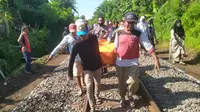 Jenzaah wanita tanpa identitas yang tertabrak Kereta Api Sritanjung di Kelurahan Boyolangu, Banyuwangi dievakuasi ke RSUD Blambangan Banyuwangi. (Hermawan Arifianto/Liputan6.com )